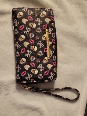 NWOT Betsey Johnson Black Wristlet Wallet with Multicolor Skulls & Pink Lips